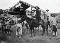 /album/galeria-de-fotos-fotos/pe-julio-maria-em-prociss%c3%a3o-pelas-ruas-de-manhumirim-jpg/